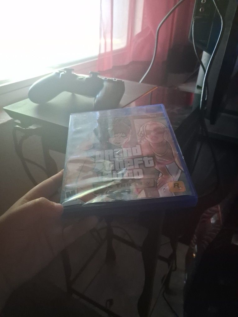 Normal Ps 4 And Xbox 360 With 2 Ps Games And Alot Of Xobox Games 