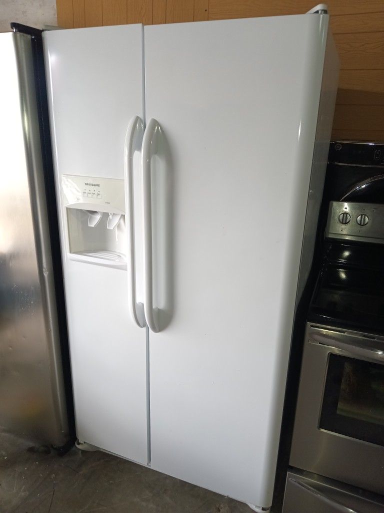 Frigidaire Refrigerator Side By Side Everything Works Good 👍