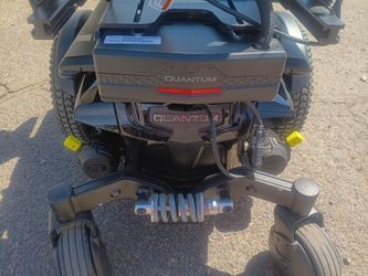 PLEASE READ SERIOUS INQUIRIES ONLY, SELLING A QUANTUM J4E POWER WHEEL CHAIR WITH CHARGER, WORKS GREAT, $800 Pick Up Only, 59th Ave in CAMELBACK, N