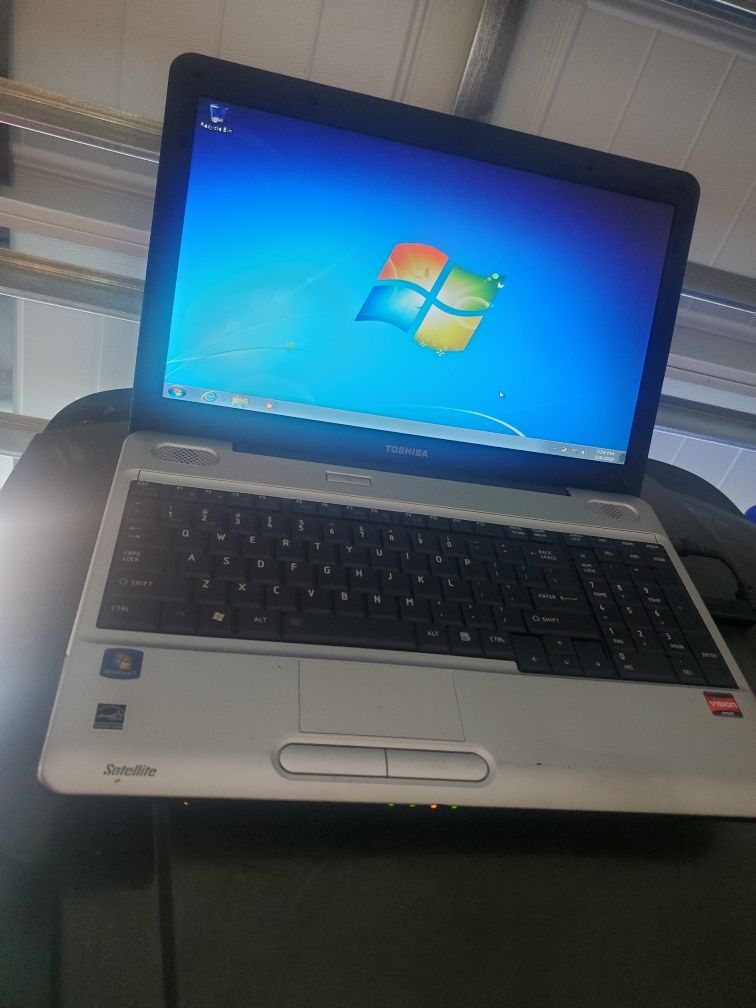 TOSHIBA LAPTOP WiFi AMD VISION 2GHZ 3GB 80GB Window 7 Home & Wird Excel Power Point