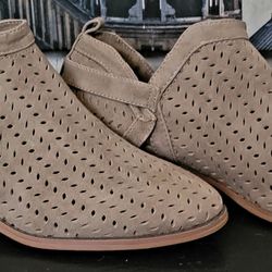NWOB Sz 6 "Restricted" Tan Suede Shoeties