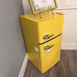 Mini Fridge 