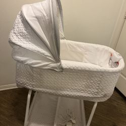 Hands Free Auto Glide Bassinet For Baby