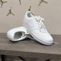 NEW WOMEN NIKE COURT VISION SIZE——9