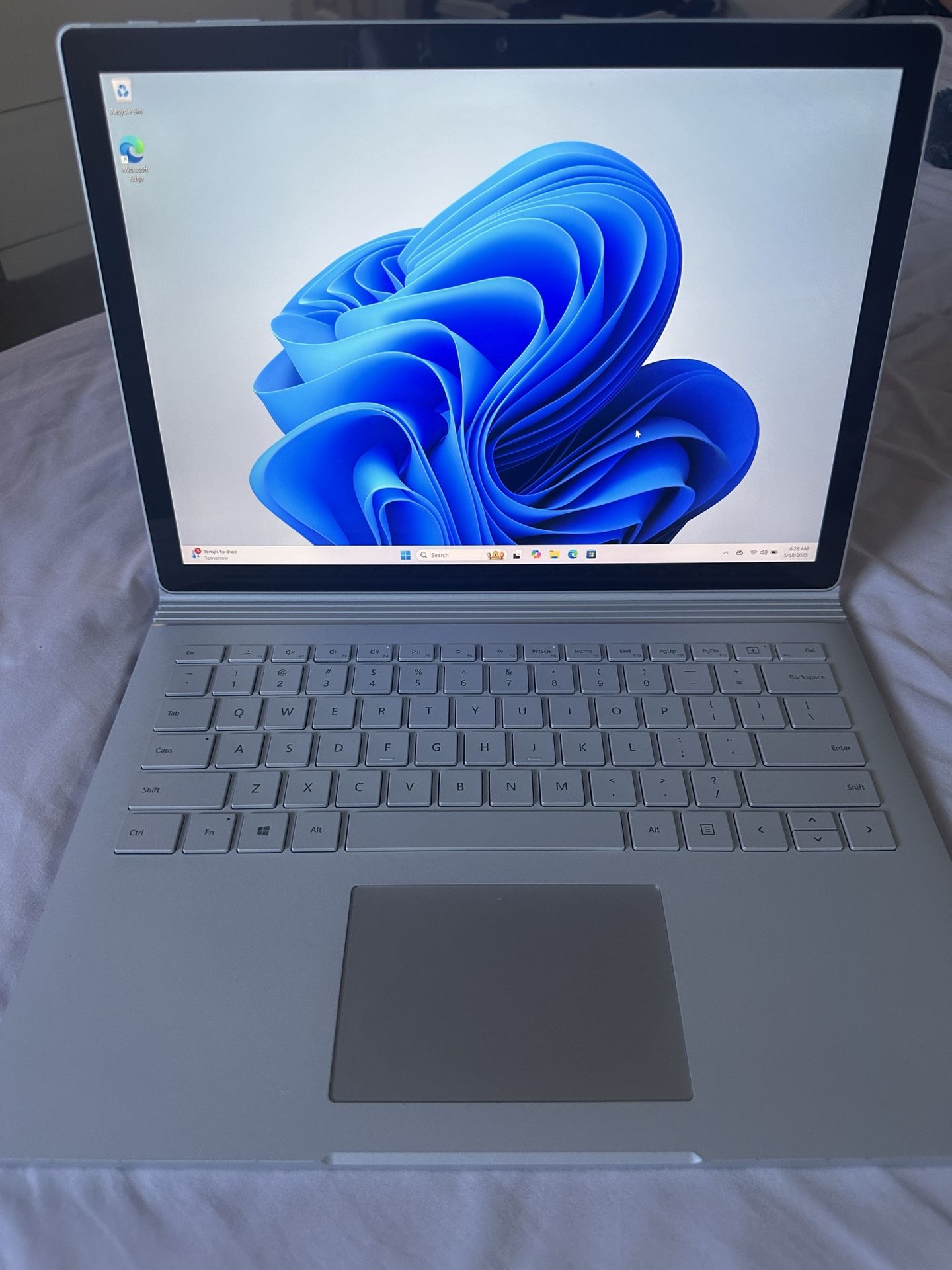 Microsoft Surface Book 3 Platinum, Core i7 / 16GB RAM / Windows 11 Pro / 13.5” Touchscreen