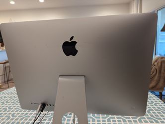 Apple iMac 21.5"  i5 8 GB RAM + 1TB HDD