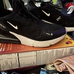 Nike Air Max 270 (GS) Black/White Size 4Y