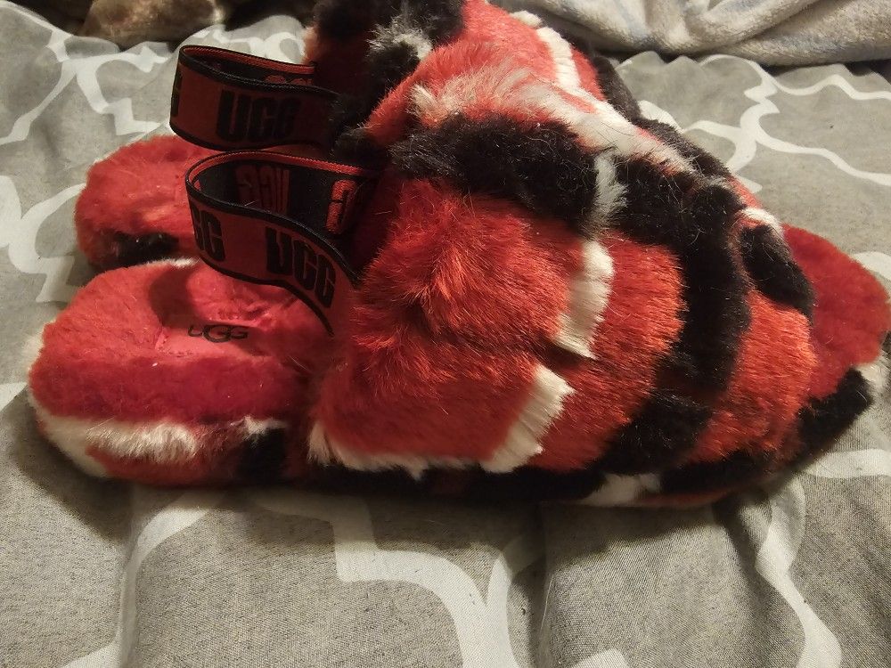 Womams size 7 fluffy UGG slippers [worn 2 times/New condition]

