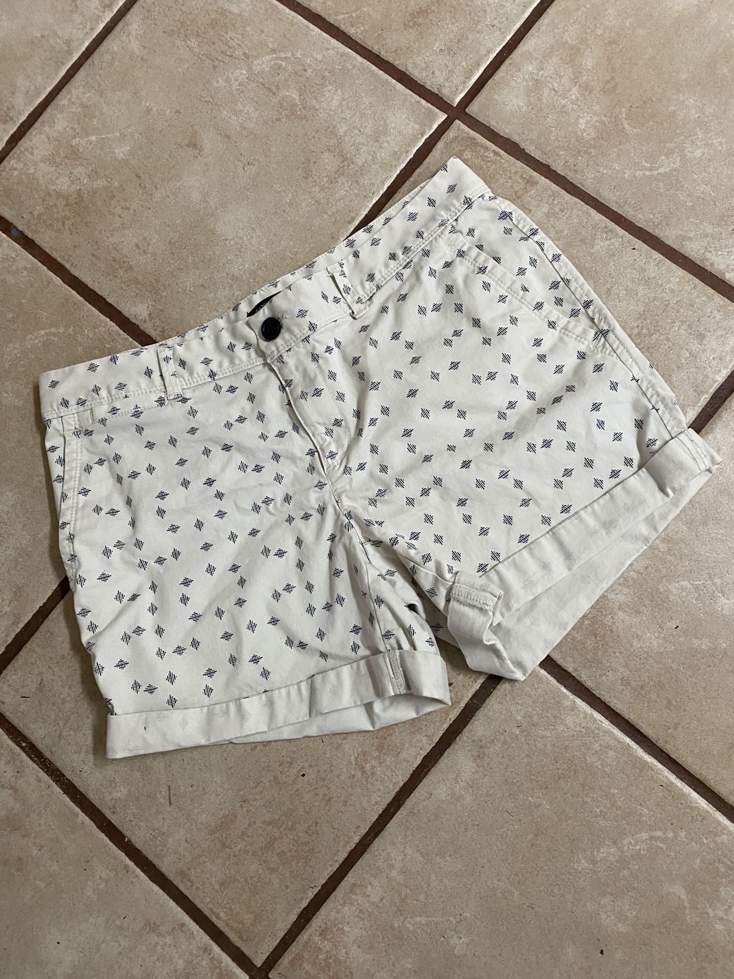 Woman’s Mid Rise Cuffed Shorts Size 4 Banana Republic