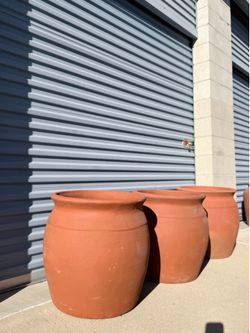 Macetas 28 Gal grandes de barro 22”x22” plants not included