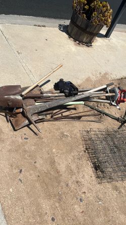 Old used metal tools and others things