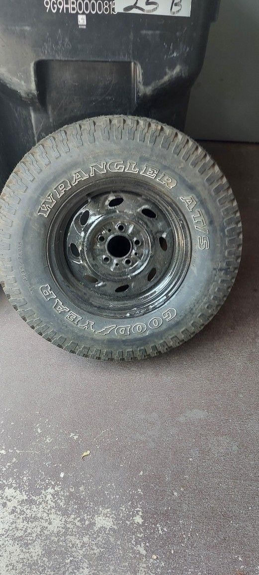 1998 FORD EXPLORER SPARE WHEEL..... TIRE IS OLD BUT "BRAND NEW"  THXS. FOR LOOKING. 