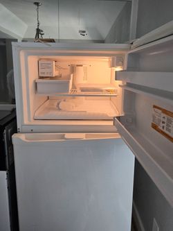 White Top-Freezer Refrigerator with Ice Maker