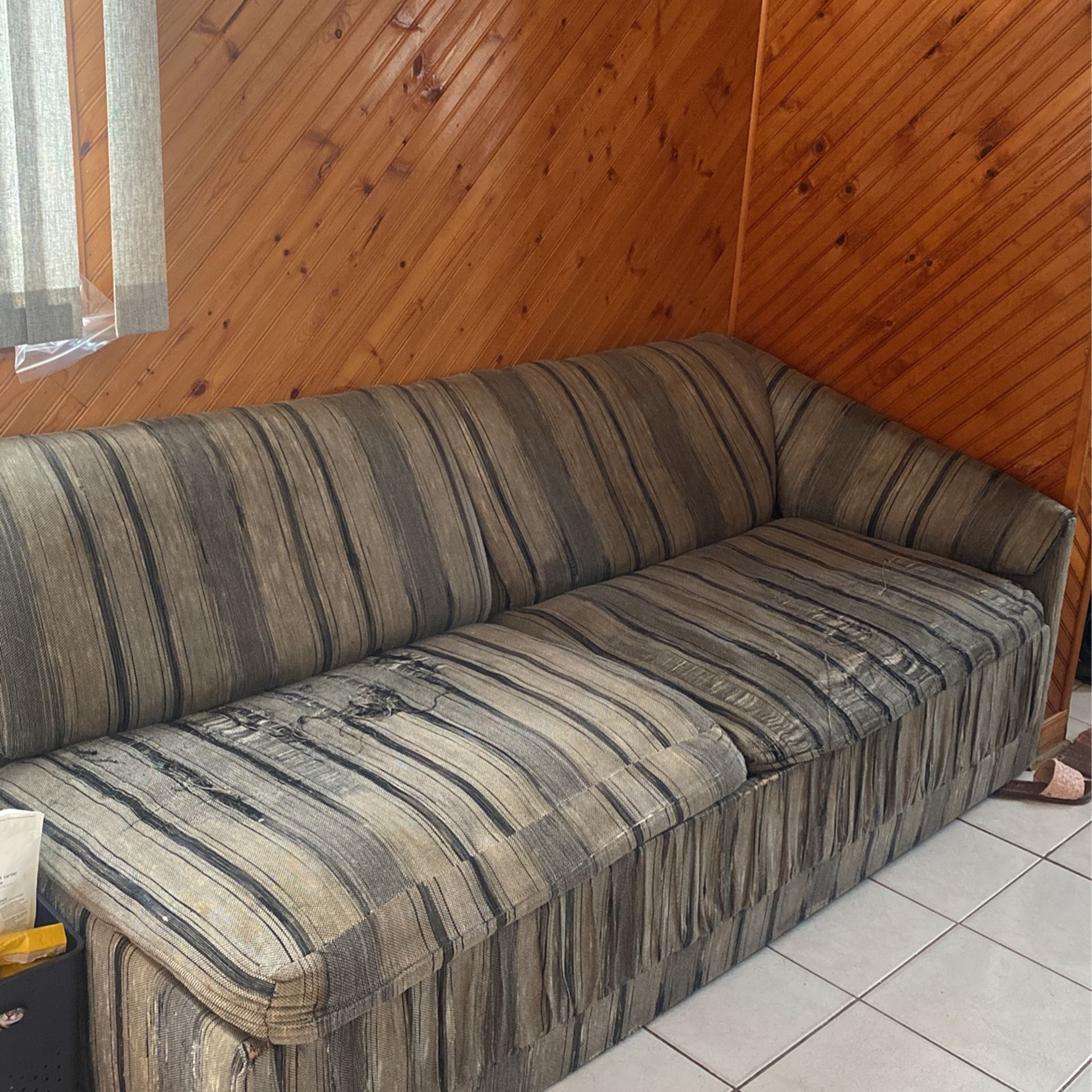 Couch W Pull Out Bed