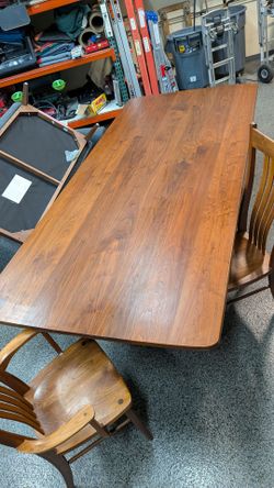 GARY WEEKS WALNUT DINING TABLE AND SIX CHAIRS. SEE DESCRIPTION BELOW