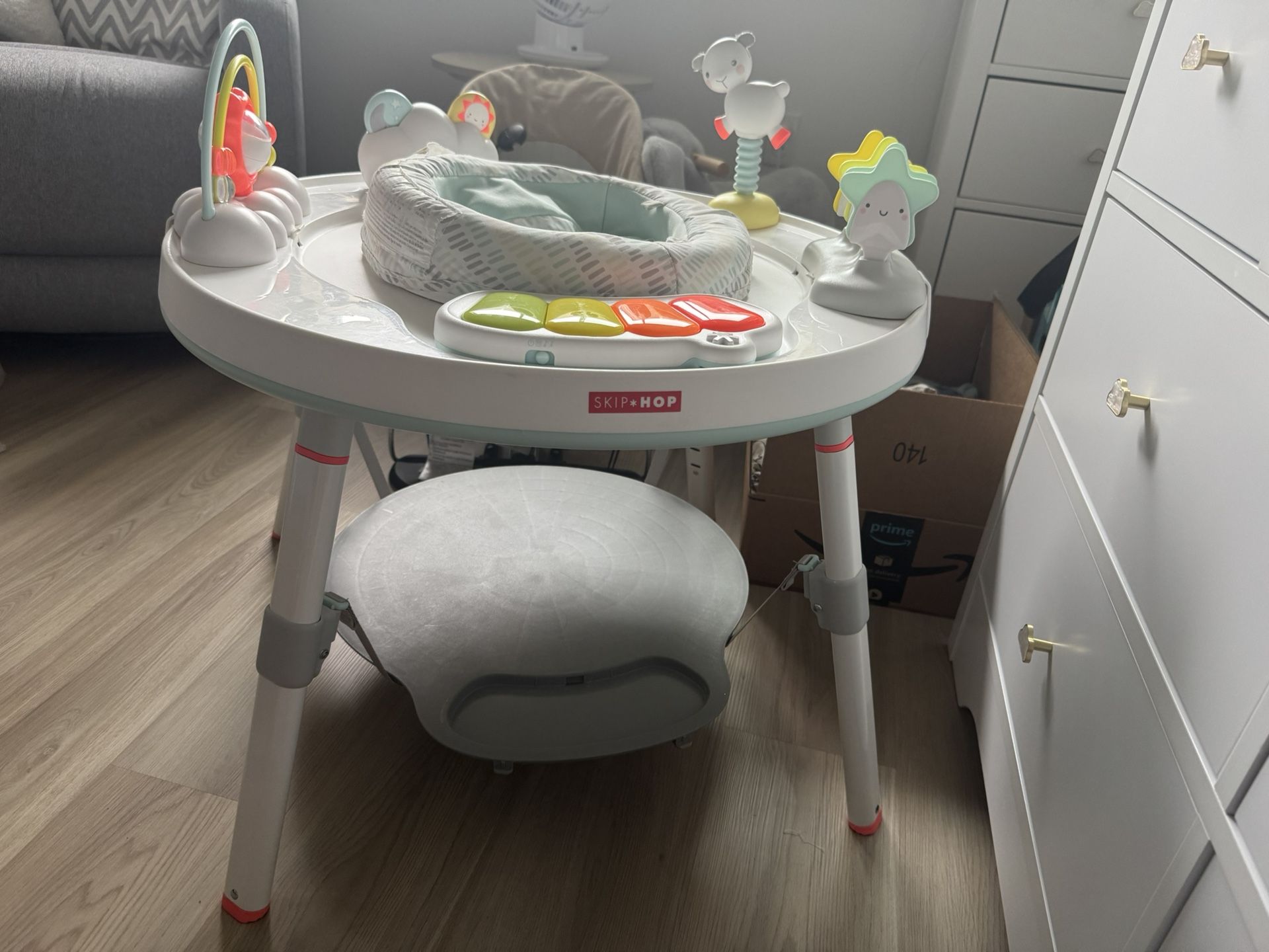 SKIP HOP Silver Lining Cloud Activity Table
