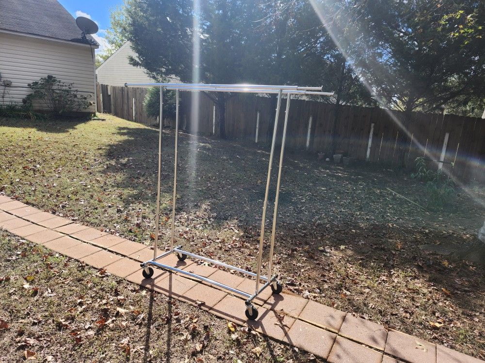 CLOTHES HAMGER ON WHEELS