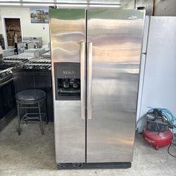 Whirlpool Side by Side Refrigerator 👌 I’m Located In Spanaway Area