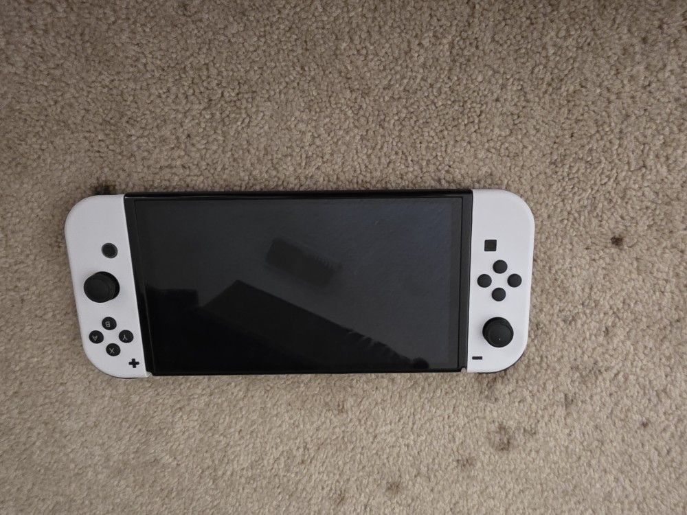 Nintendo Switch Oled Comes With Zelda Dock 2 Pair Of Joycons and 4 Games