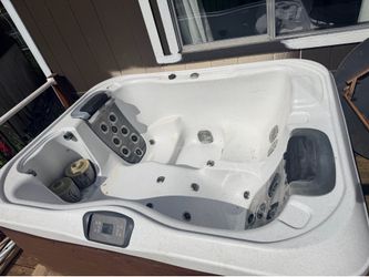 Bullfrog four person hot tub