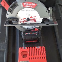 MILWAUKEE CIRCULAR SAW 7-1/4" FUEL BRUSHLESS 18V LITHIUM WITH BATTERY AND CHARGER 