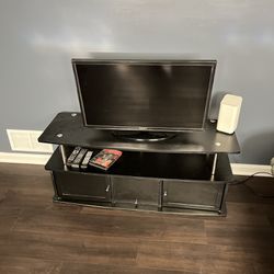 32” Smart Sansumg TV And TV Stand  