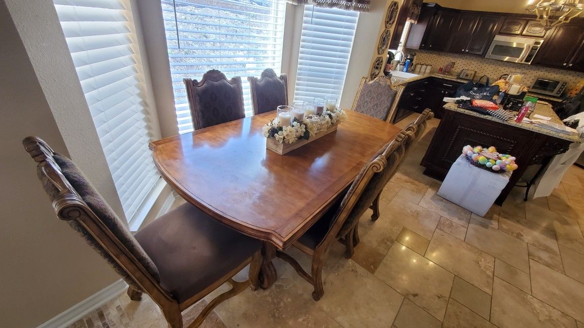 Price DROP Large Solid Oak Kitchen Table with 7 chairs