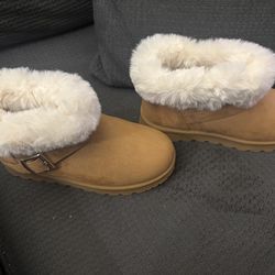 New women’s mini boots size 6 camel color