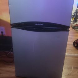 Adjustable dual-chamber air bed system in good working condition. Each side adjusts independently for custom firmness. Pump and controls work perfectl