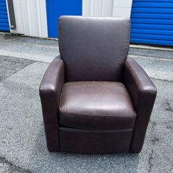 LAZYBOY LEATHER GLIDIND SIWEL CHAIR.