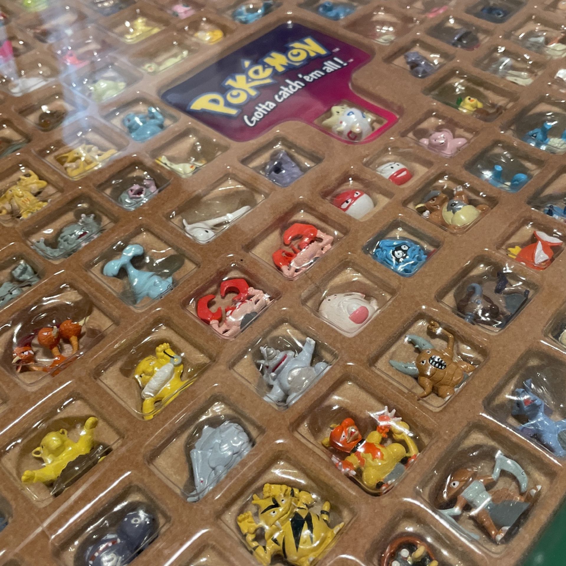 Pokémon Hasbro Mini Figures Display Case Complete