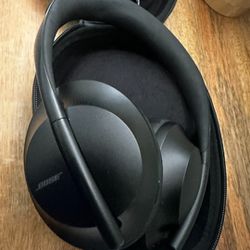 /// Bose 700 Noise Cancelling Bluetooth Headphones \\\