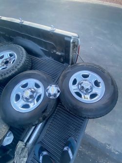 Vendo cinco rines con llantas para Chevy dos llantas, están muy buenas, las demás no están muy buenas, tiene sólo tres copitas, sólo pido 140 por toda