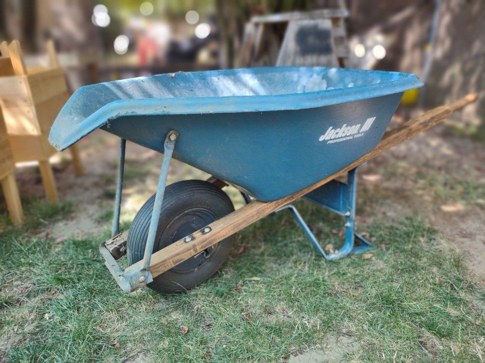 Jackson, Construction Wheelbarrow