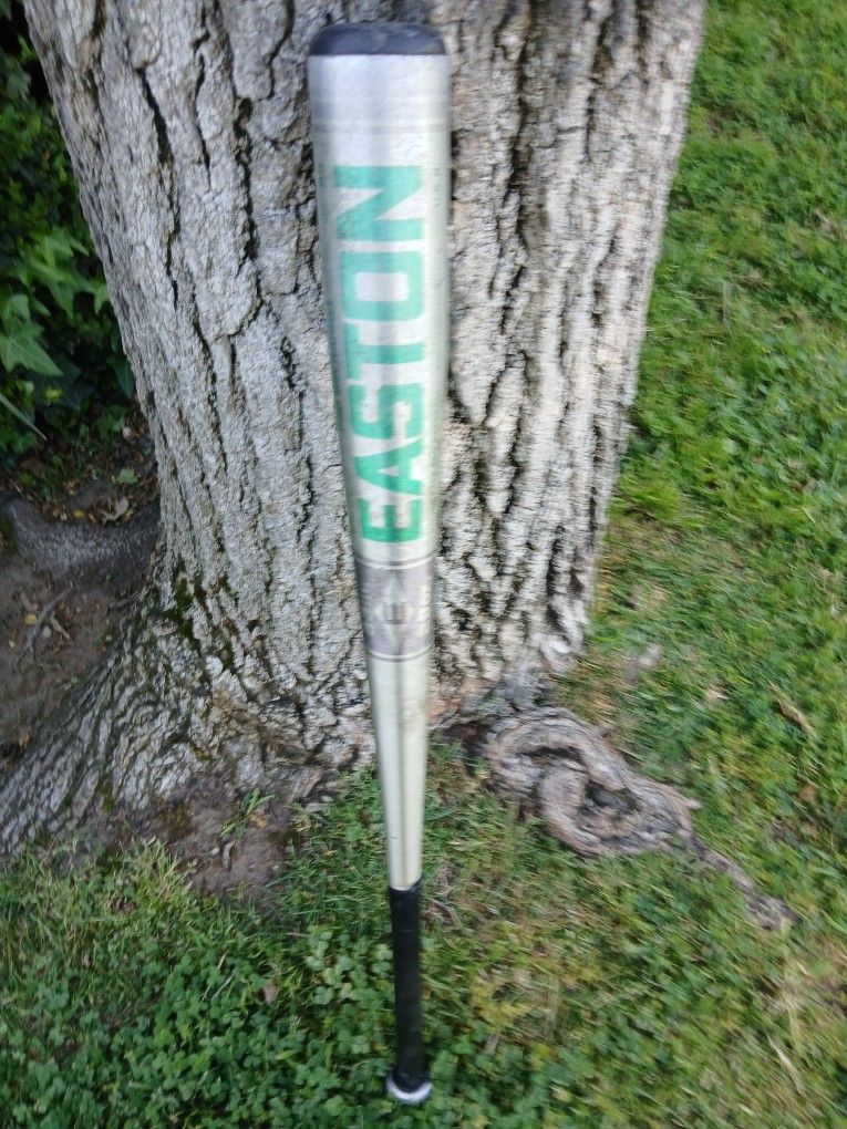 SUNDAY LEAGUE "EASTON "BIG BARRELL " 33INCH BASEBALL BAT. ALOT OF POP. LOCATED IN GLENDORA CHECK OUT MY PAGE ALOT OF BASEBALL EQUIPMENT FOR SALE CHEP