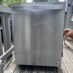 Whirlpool Stainless Steel Dishwasher (model #:WDT750SAHZ0) Has Had A Leak From The Front That Seems To Be Above My Skill Set *For Parts Or Repair!*
