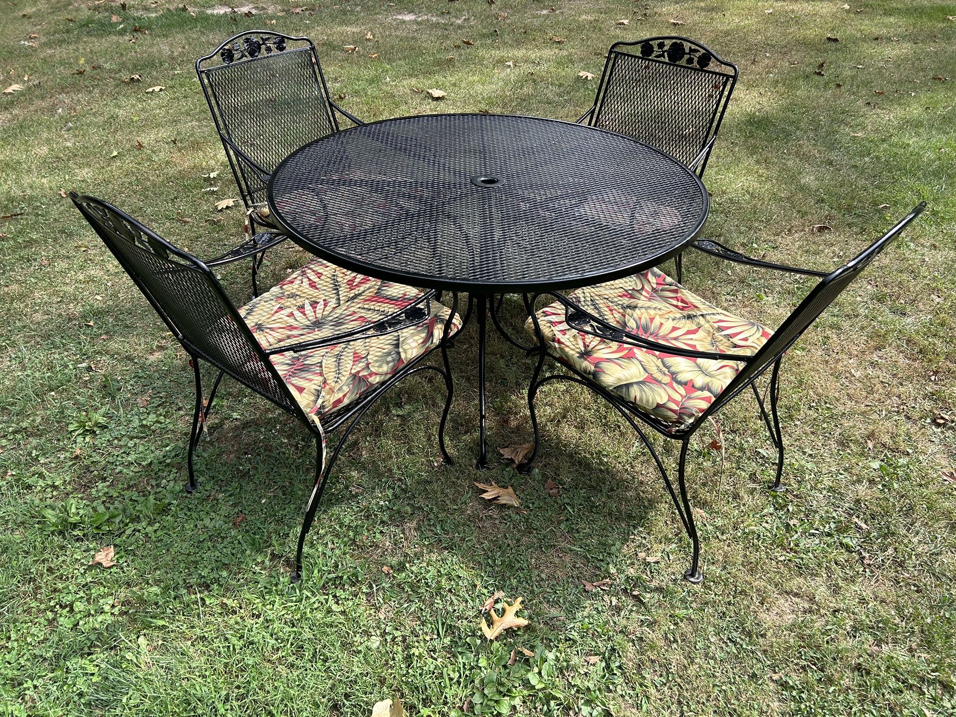 Beautiful Woodard Wrought Iron Patio Set Table and 4 Chairs *