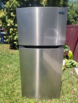 Frigidaire FFHT1425VV 14 cu. ft. Top freezer fridge