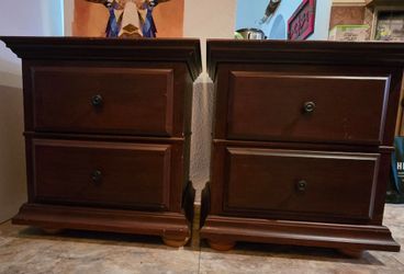 Set of 2 matching nightstands