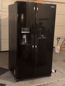 Samsung Refrigerator w/water and Ice