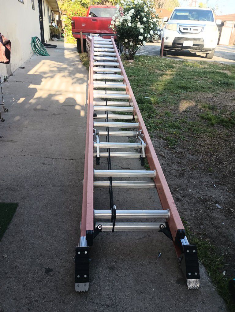 ,32 Ft Fiberglass Extension Ladder Like New