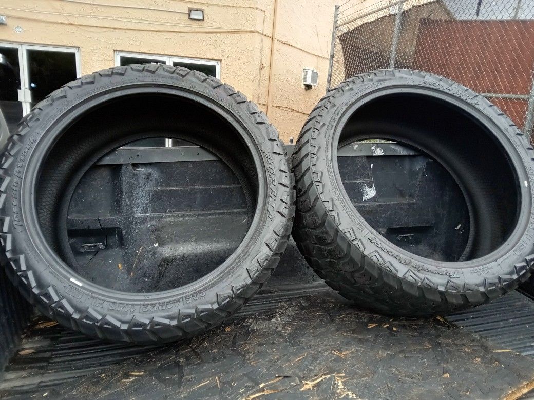 2 Tires 305 40 22s