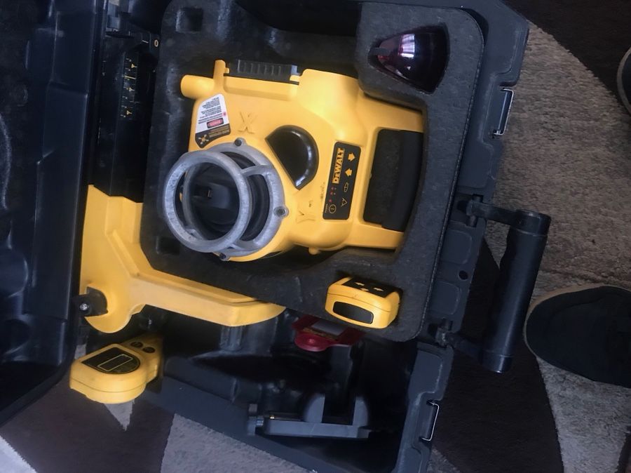 Dewalt dw077 18v rotary laser level . No prende no SE cual sea el problema que tiene, si es la bateria u otra cosa