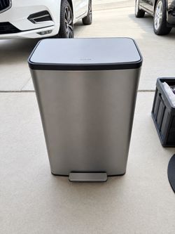 Kholer step garbage can