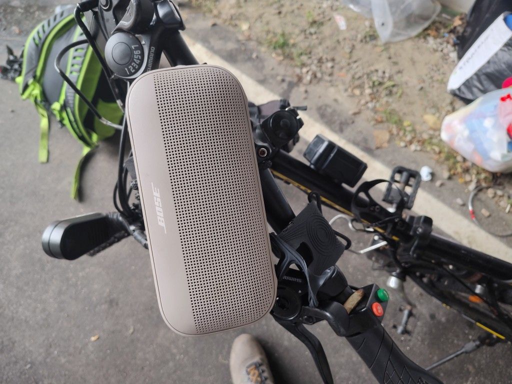 Bluetooth Speaker, BOSE Like New , Bluetooth Speaker. Works Fine. 
