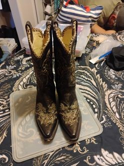 Snub toe cowgirl boots