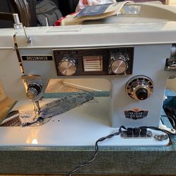 De Luxe Sewing Machine, Model SWA 2000