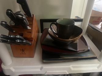 Knife set and dishes
