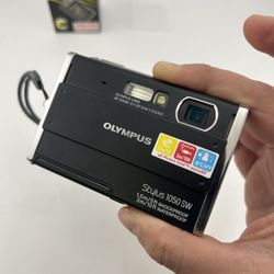 Olympus Stylus 1050 SW 10.1 MP Digital Camera Batt + Charger