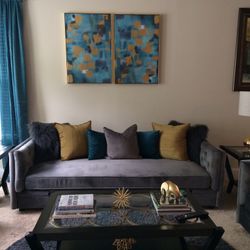 GLAMOROUS LIVING ROOM FURNITURE FOR SALE LIKE NEW